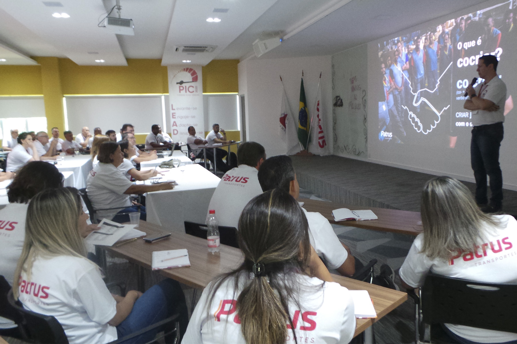 Time de vendas participa de reunião de direcionamento estratégico da área comercial da Patrus Transportes